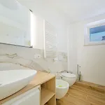 別荘 Privater Pool Und Herrlicher Seeblick By Interhome