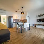 Privater Pool Und Herrlicher Seeblick By Interhome * トッリ・デル・ベーナコ