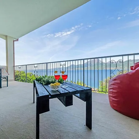 Privater Pool Und Herrlicher Seeblick By Interhome *